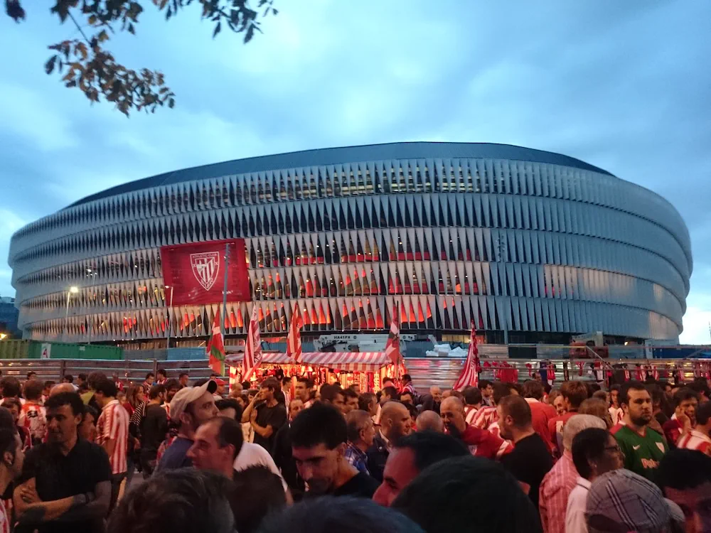 Supporters de l'Athletic Bilbao avec le stade San Mamés en arrière-plan