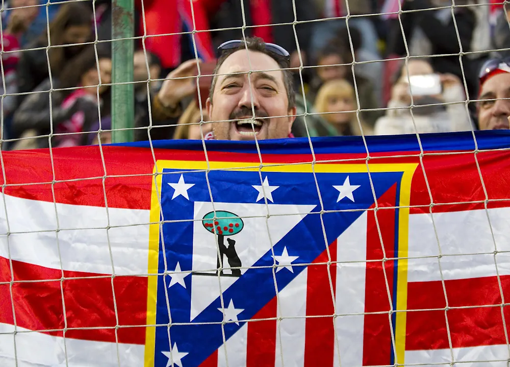 Supporter heureux de l'Atlético Madrid avec un drapeau