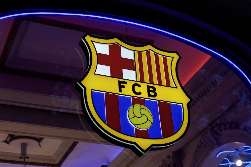 Logo du FC Barcelone devant la boutique officielle