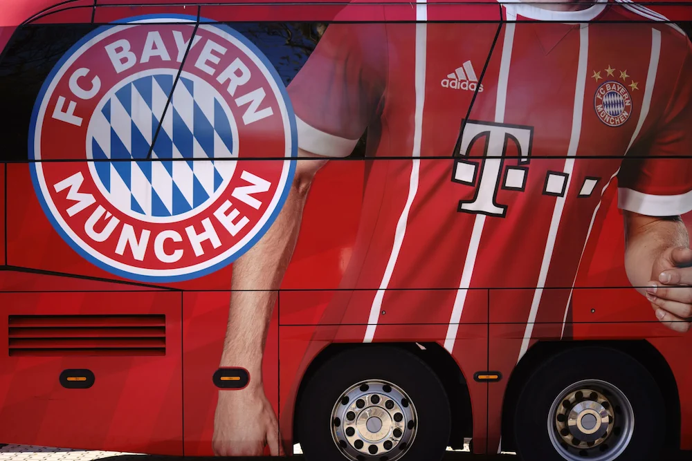 Logo du Bayern Munich sur un bus de joueurs