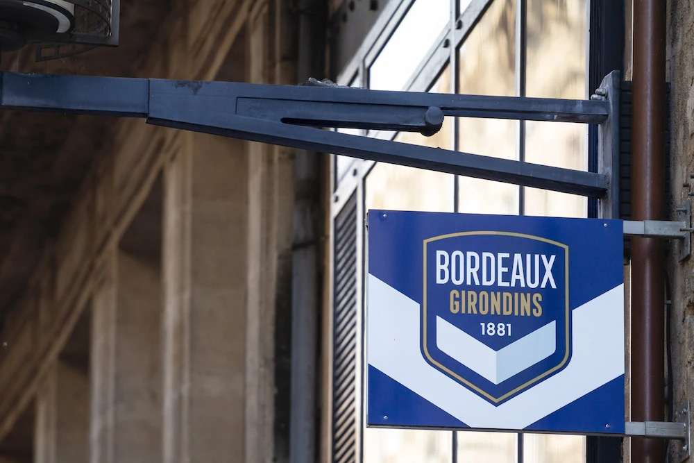 Logo des Girondins de Bordeaux sur un panneau
