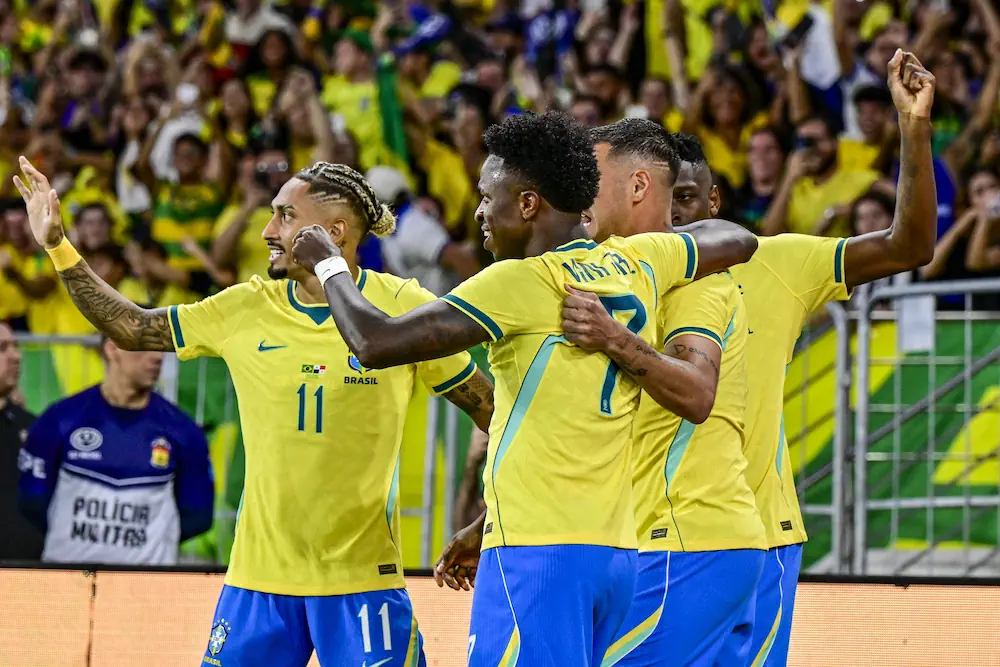 Des joueurs brésiliens célèbrent un but