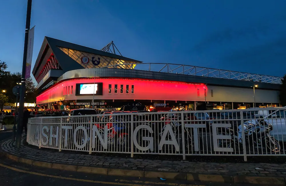 À l'extérieur du stade de Bristol City FC, Ashton Gate, par une soirée sombre