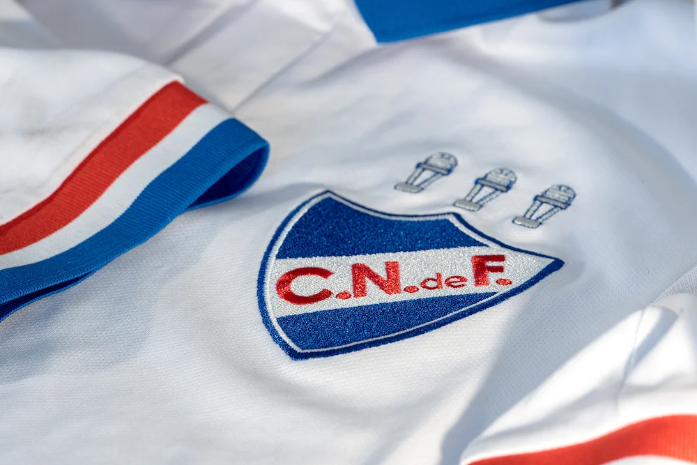 Logo du Club Nacional sur un maillot