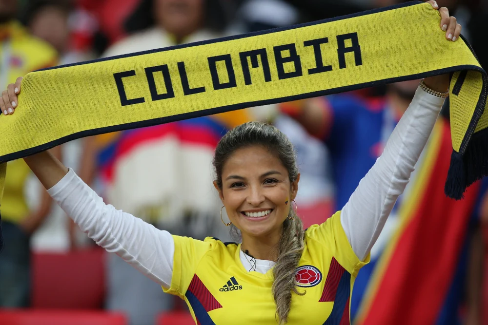 Un supporter colombien brandissant une écharpe