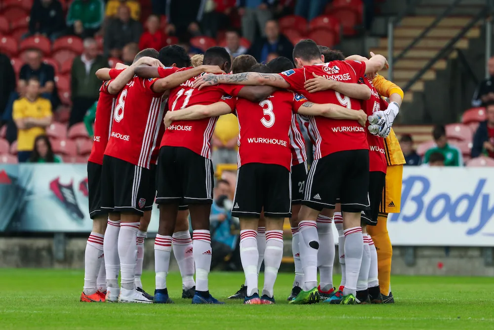 Les joueurs de Derry City se motivent mutuellement avant un match