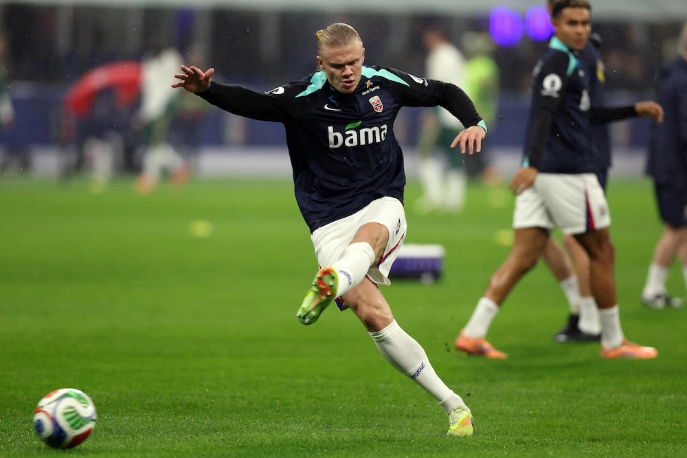 Erling Haaland s'échauffe avant un match avec la Norvège