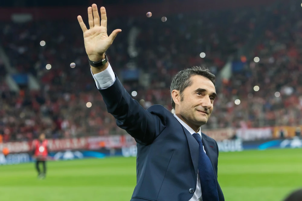 Ernesto Valverde qui salue
