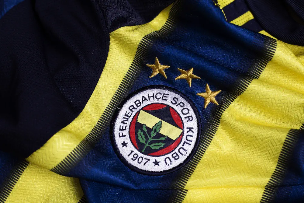 Logo de Fenerbahce sur le maillot