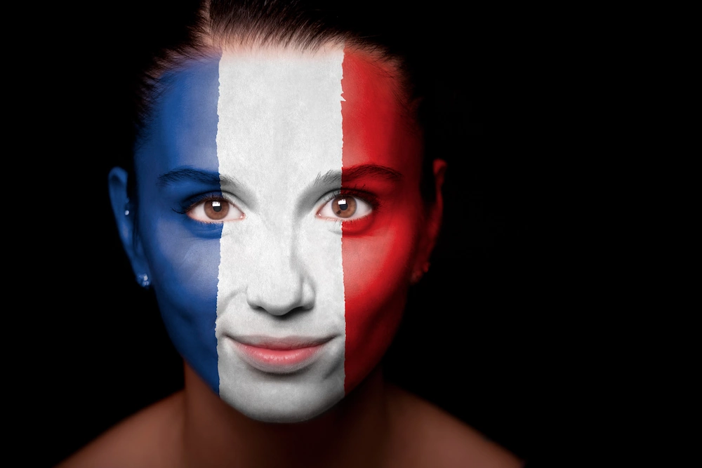 Femme avec un visage peint avec le drapeau français