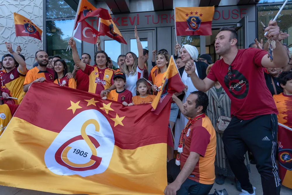 Des supporters de Galatasaray en train de célébrer