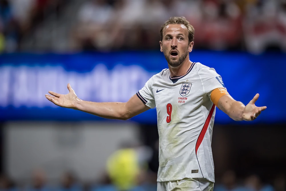 Harry Kane, Angleterre, écarte les bras