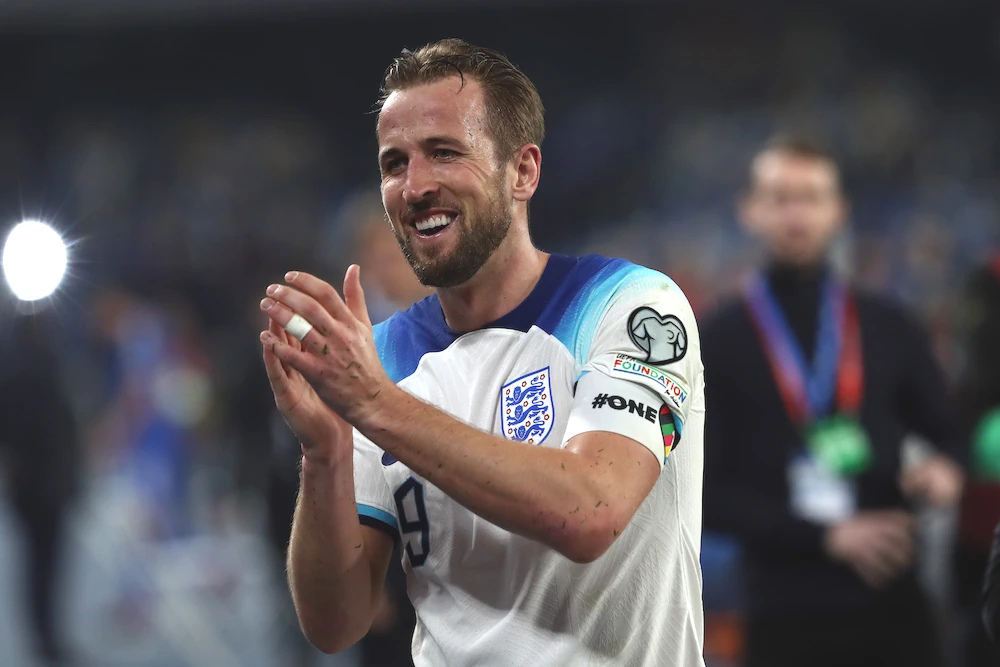 Harry Kane applaudit