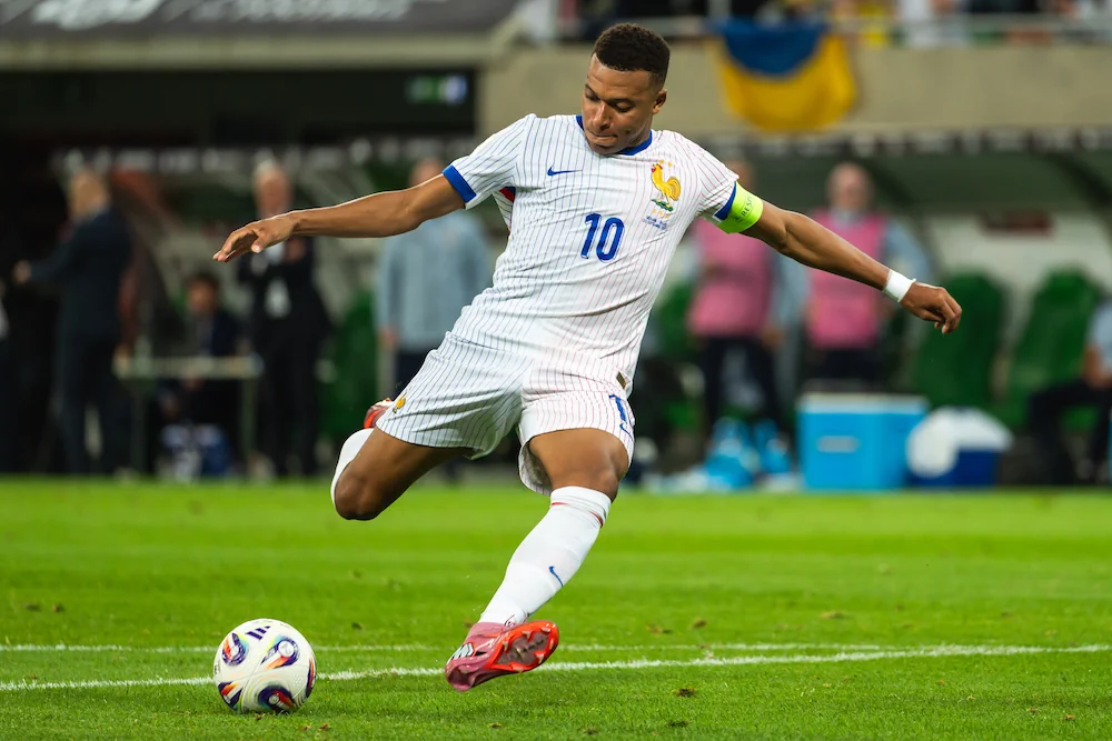 Kylian Mbappé déclenche une frappe