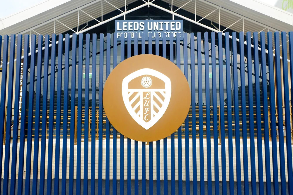 Logo de Leeds United devant le stade