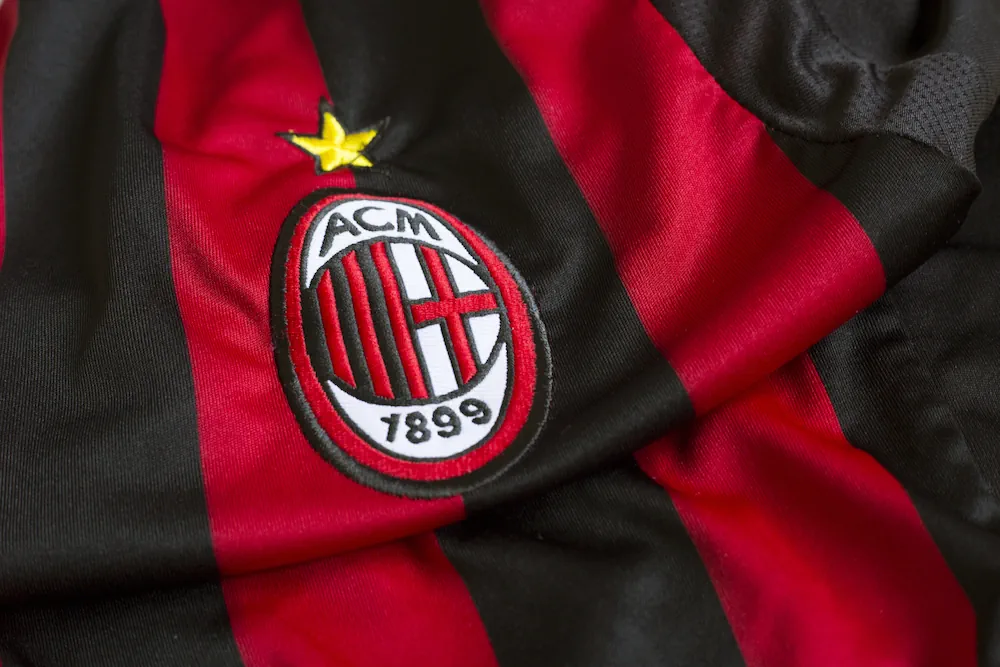 Emblème de l'AC Milan sur un maillot de football