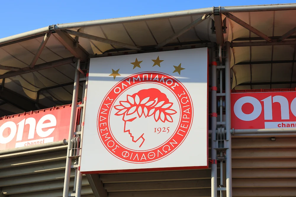 Écusson de l'Olympiakós sur le mur du stade Karaiskakis