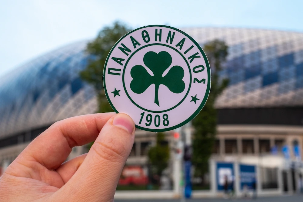Logo du Panathinaikos devant un stade