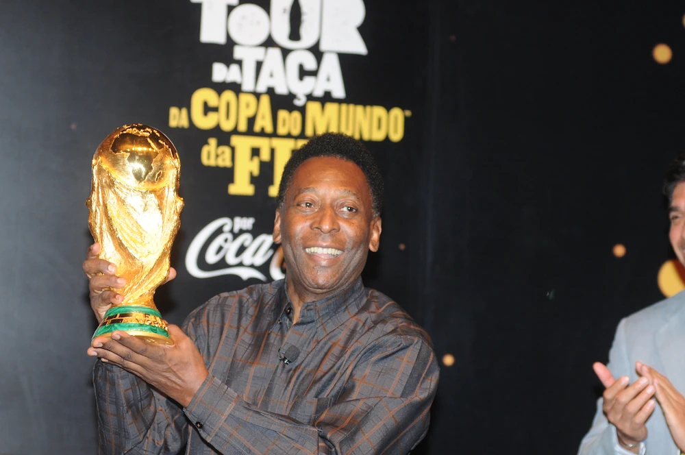 Pelé avec le trophée de la Coupe du monde