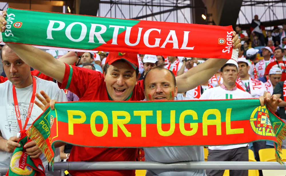 Des supporters portugais brandissent des écharpes