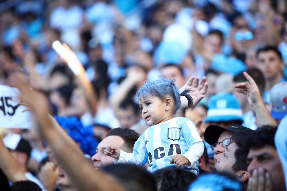 Jeune supporter du Racing Club pendant un match