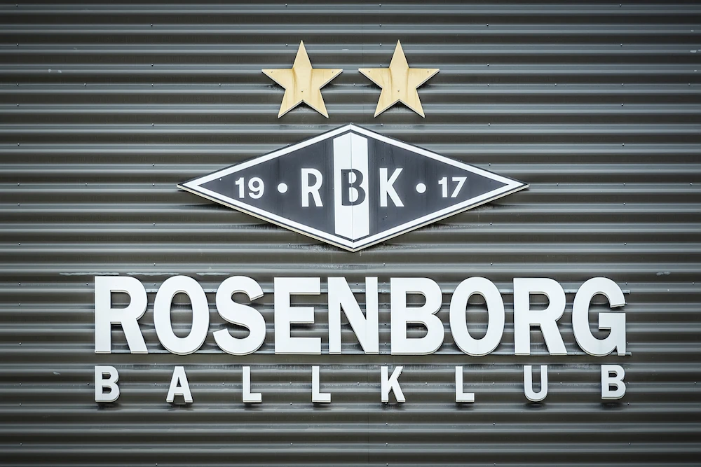 Logo du Rosenborg BK sur le mur