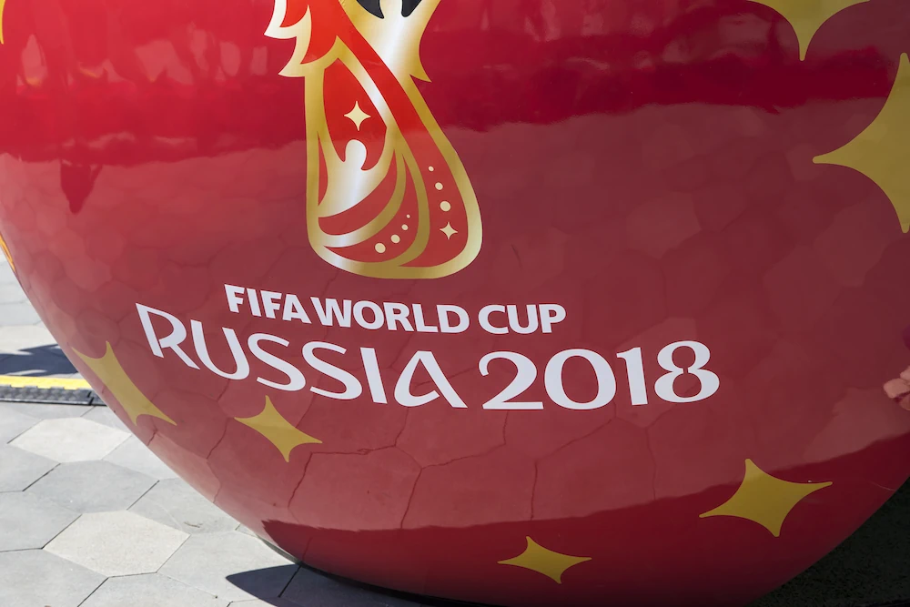 Logo de la Coupe du monde de la FIFA en Russie sur un ballon brillant