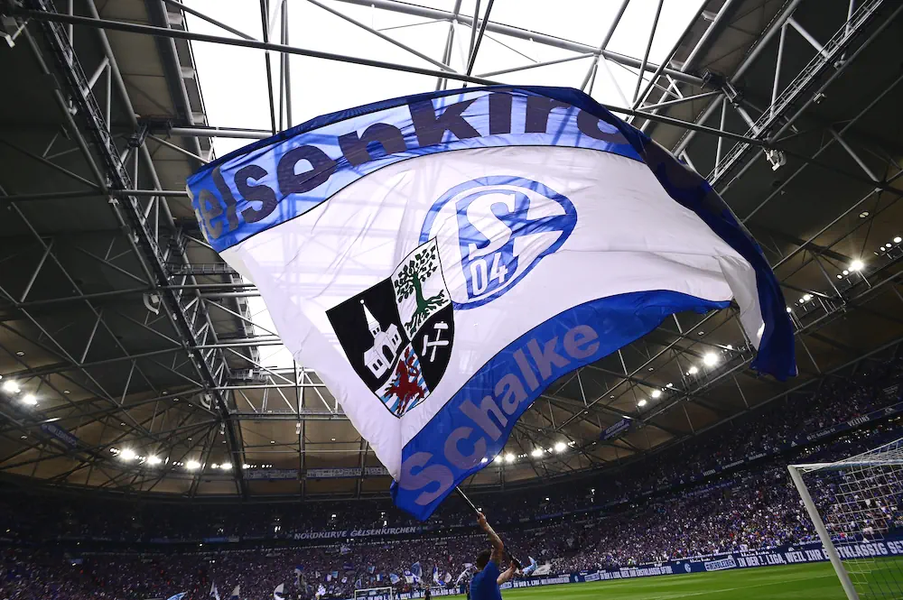 Immense drapeau de Schalke 04 dans le stade