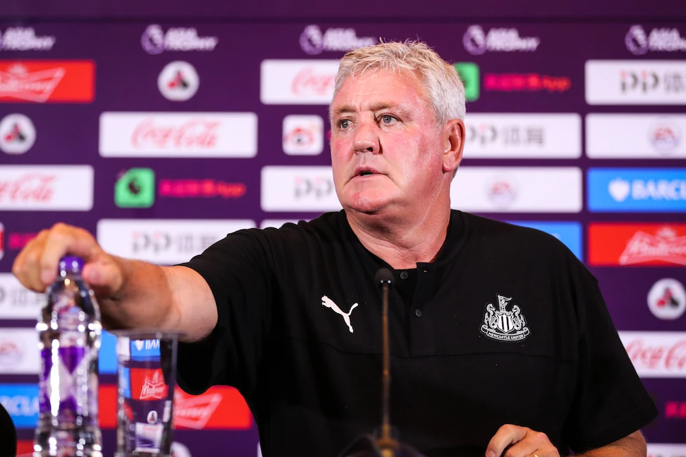 Steve Bruce lorsqu'il entraînait Newcastle