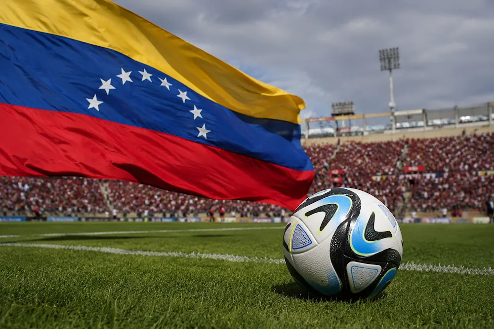 Football vénézuélien et drapeau du Venezuela