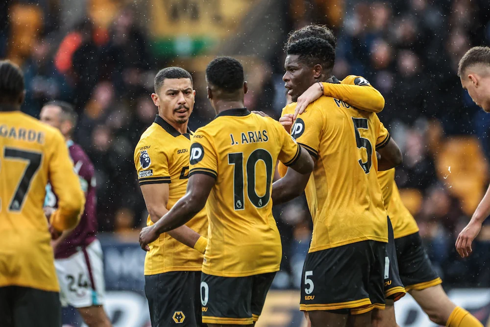Des joueurs de Wolverhampton célèbrent un but