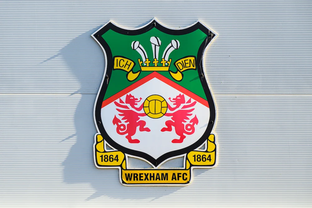 Écusson du Wrexham sur un mur