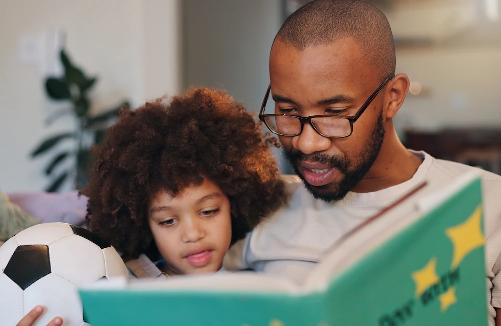 Un homme, un enfant, du football et un livre - réunis dans une image étonnamment géniale