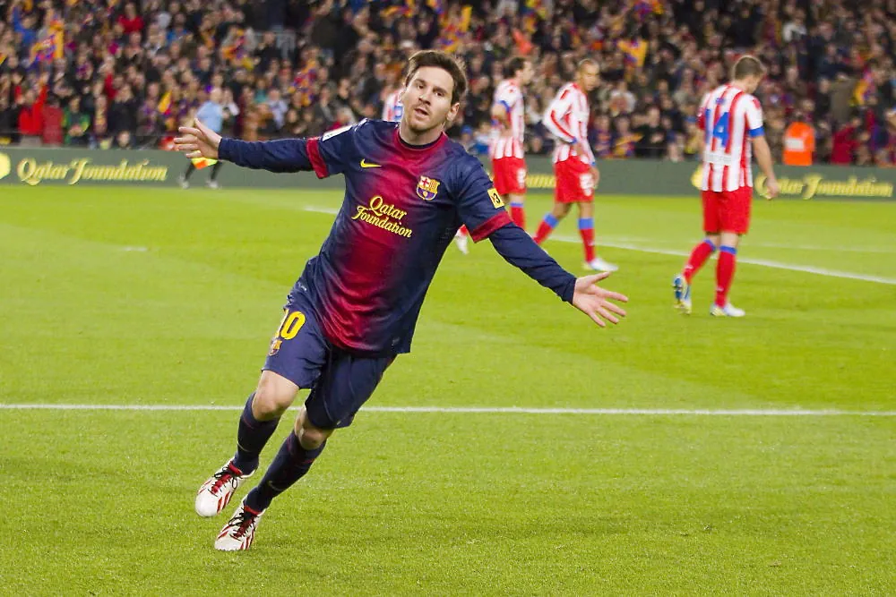 Lionel Messi essayant de voler après avoir marqué un but pour Barcelone
